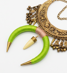 Collier bib ethnique en laiton fait main, personnalisé OEM ODM, avec pendentif croissant enveloppé de fil vert, bijou statement - Product Image 1