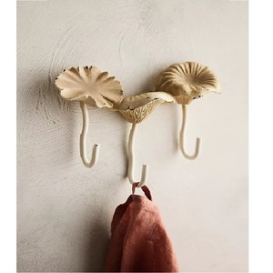 Crochets muraux vintage en laiton faits à la main, motif libellule et feuille de théière, pour le rangement des vêtements derrière les portes ou sur les murs - Product Image 4