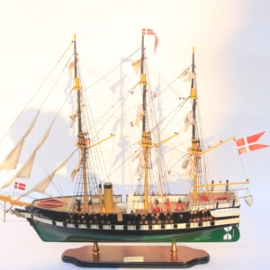 Modèle de navire danois en bois FREGATTEN JYLLAND - Décoration nautique peinte à la main, autoportante - Product Image 2