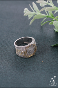 Anillo de Moissanita Chapado en Rodio con Incrustaciones de Oro, Corte Brillante Redondo, Banda de Plata con Engaste Pavé para Compromiso, Boda o Fiesta - Product Image 2