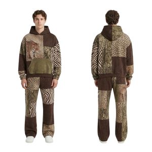 Ensemble de survêtement polaire pour homme avec motif patchwork tons terreux personnalisé, comprenant un sweat à capuche et un pantalon de jogging imprimé, design streetwear tendance - Product Image 3