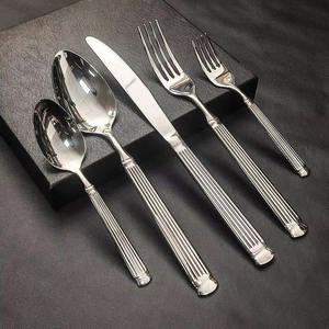Ensemble de couverts élégants et modernes en métal argenté, fabriqués à la main, conçus pour les dîners raffinés, les célébrations spéciales, les mariages, couteaux, fourchettes, cuillères - Product Image 6