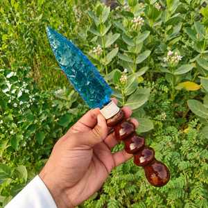 Cuchillo de punta de flecha de vidrio azul acuático hecho a mano con mango de madera, estilo obsidiana de piedra de fuego personalizado, decoración artística coleccionable - Product Image 1