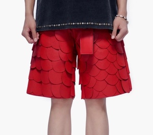 Pantalones Cortos para Hombre con Estampado de Escamas Rojas, Cintura Elástica, Estilo Urbano, Tejidos, de Tiro Medio, con Bolsillos - Product Image 1