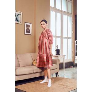 Soldes : Robe décontractée évasée classique à rayures rouges, taille S - Product Image 2