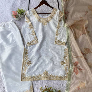 Elegante Conjunto de Kurta y Palazzo de Seda para Fiesta con Bordado Intenso - Product Image 1