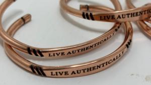 Pulseras de Cobre con Grabado, Estilo Vintage Hechas a Mano, Regalo para Mujer - Brazaletes Artesanales - Product Image 3
