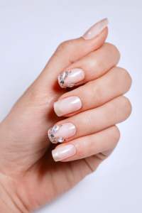 Uñas postizas de lujo al por mayor, color nude lechoso, forma cuadrada, con joyas, personalizadas de fábrica OEM ODM, con diamantes de imitación a presión. - Product Image 2