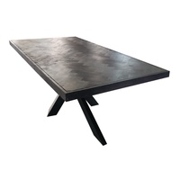 Table à manger industrielle en chevrons avec plateau en bois massif |   Meubles de maison avec structure métallique |   Tailles et couleurs personnalisées, faits à la main, pour l'extérieur, appartement
