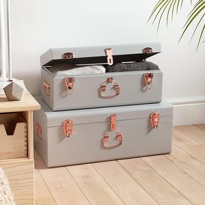 Ensemble de 2 boîtes de rangement empilables contemporaines, grises, rectangulaires, avec couvercle à charnières et poignées en cuivre, pour organiser les vêtements, style minimaliste - Product Image 1
