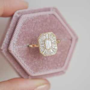 Anillos de Compromiso Vintage con Esmeralda y Diamantes Cultivados en Laboratorio, Oro Sólido de 14K y 18K, con Detalles Marquise y Halo, Anillos de Propuesta, Venta al por Mayor de Fábrica - Product Image 4