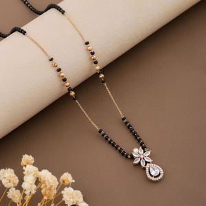 Collar Mangalsutra de Diamantes de Diseño – Cadena de Cuentas Doradas y Negras con Colgante en Forma de Flor y Pera - Product Image 1