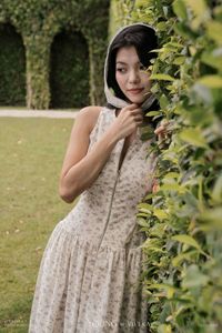 เดรสยาวลายดอกไม้แขนกุดสำหรับผู้หญิง คอวีทรงเอเข้ารูป ระบายอากาศได้ดี เหมาะสำหรับใส่ลำลองในฤดูร้อน สไตล์วินเทจ รุ่น EMILY - Product Image 5