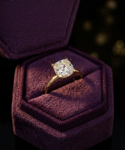 Bague de fiançailles solitaire pour femme en or jaune 18 carats avec diamant de laboratoire taille coussin de 1,54 ct et 4 griffes - Product Image 5