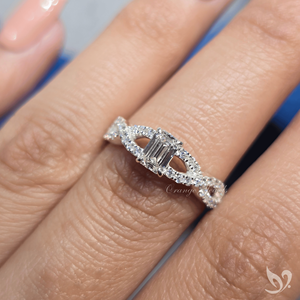 แหวนเพชรแล็บทรงมรกต 0.5 กะรัต ดีไซน์หรูหรา พร้อมวงแหวนแบบเกลียวประดับเพชร IGI Certified ทองคำขาว 10K - Product Image 4