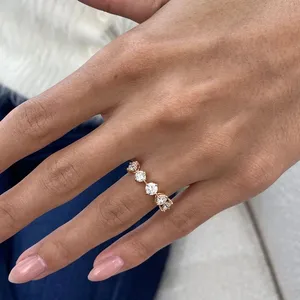 Bague en moissanite à cinq pierres taille ronde, en argent sterling 925 plaqué or rose, style vintage, empilable, unisexe, pour anniversaire et mariage - Product Image 4