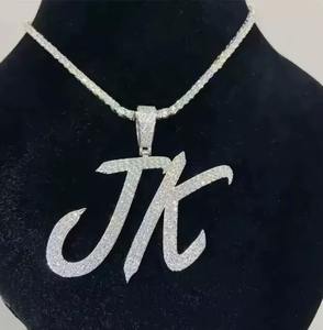 Pendentif en moissanite véritable taille ronde 2,30 carats avec lettre personnalisée, plaqué argent 925, idéal pour les fêtes - Product Image 1