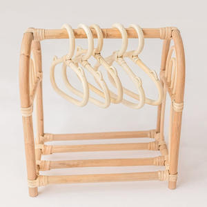 Lindo perchero de ratán para muñecas, tamaño mini, percheros para ropa, juguete de juego imaginativo para niños, esenciales para muñecas - Product Image 2