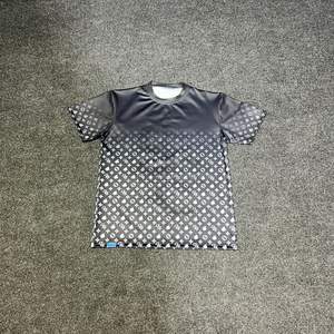 Camiseta sublimada con monograma personalizado de alta calidad, de algodón y poliéster, de secado rápido y tela ecológica, disponible a precio de fábrica. - Product Image 1