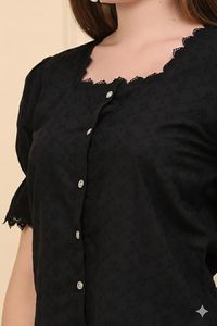 Haut noir à manches bouffantes pour femme, boutonné devant, encolure festonnée, détail brodé à œillets - Product Image 2