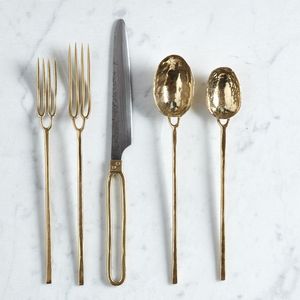 ชุดช้อนส้อมสแตนเลสสตีล 5 ชิ้น ดีไซน์ทันสมัย ลายตอกสีทอง - Product Image 1
