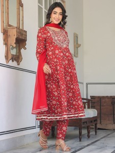Ensemble Anarkali Premium pour Femme, Rouge Rubis, Imprimé Floral, Coupe Évasée, avec Kurta, Pantalon et Dupatta, Design de Col Traditionnel, Tenue de Cérémonie Indienne pour Invitée de Mariage - Product Image 1