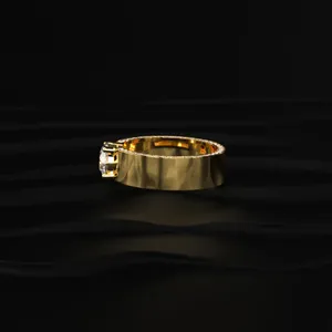 แหวนเพชรเม็ดเดี่ยวทรงเหลี่ยมเจียระไนคุณภาพสูง ชุบทอง 14KT สีเหลือง  เพชรเพาะเลี้ยงในห้องปฏิบัติการ สำหรับผู้ชาย สี E ความสะอาด VVS-VS  ทรงเหลี่ยมบริลเลียนท์ หรูหรา ได้รับการรับรองจาก IGI - Product Image 4