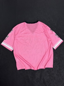 เสื้อเจอร์ซีย์สีชมพูผ้าโพลีเอสเตอร์ตาข่ายระบายอากาศคุณภาพสูงแบบ OEM พร้อมการพิมพ์แบบซับลิเมชั่นระดับพรีเมียม - Product Image 2