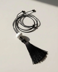 Collier pendentif à pompon noir, pierre blanche, cordon long, style bohème minimaliste, fait main, bijoux bouddhistes, unisexe - Product Image 2
