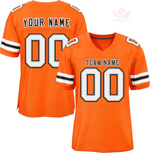 เสื้อฟุตบอลอเมริกันสีส้มแบบกำหนดเองสำหรับผู้ชาย คอวี แขนสั้น ผ้าตาข่ายโพลีเอสเตอร์ระบายอากาศ พิมพ์ชื่อทีมและหมายเลขด้วยเทคนิค Sublimation - Product Image 1