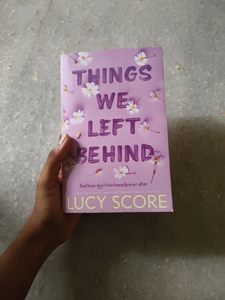 Las cosas que dejamos atrás de Lucy Score, libro de bolsillo, éxito de ventas, historia de amor - Product Image 1
