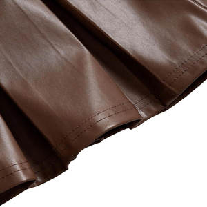 Minifalda de cuero sintético PU marrón para mujer, corte en A, con dobladillo acampanado y plisado, con pantalones cortos incorporados - Product Image 3