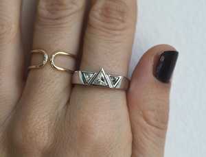 แหวนเพชรทรงสามเหลี่ยมมอสซาไนต์งานฝีมือสร้างสรรค์ ประดับเพชรสามเม็ด เงินแท้ 925 สไตล์โมเดิร์น ของขวัญสำหรับงานวันเกิด - Product Image 4