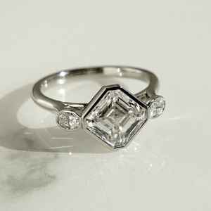 Bague à trois pierres en moissanite incolore taille Asscher 3 carats pour femme, en argent 925 original, pour un charme unique, cadeau de promesse pour mariée - Product Image 2