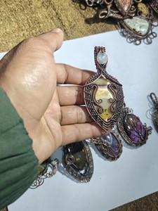 Pendentif artisanal en pierre naturelle enroulé de fil de cuivre, collier bohème tribal, bijoux rustiques, pendentif en pierre précieuse, cadeau - Product Image 3