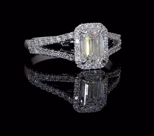 Bague de fiançailles classique pour femme en or massif 14 carats avec émeraude de laboratoire taille solitaire 1,5 carat et halo de diamants, certifiée IGI - Product Image 3