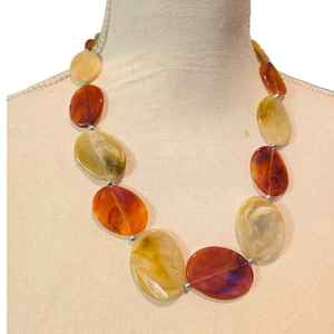 Collar Moderno y Sostenible para Mujer, con Materiales de Resina Únicos que Reflejan la Belleza de la Naturaleza, Estilo Religioso - Product Image 5