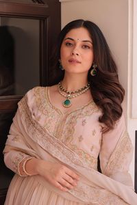 ชุดเดรสงานแต่งงานแบบ Anarkali สำหรับผู้หญิงรุ่นล่าสุด ตกแต่งด้วยผ้าจอร์เจตต์ลายดาว ประดับด้วยลูกปัดและงานปักดิ้นเลื่อม พร้อมผ้าคลุมไหล่ - Product Image 6