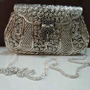 Bolsos de metal grabados con textura artística para accesorios de moda, fiestas, regalos, eventos y compradores mayoristas de todo tipo. - Product Image 2