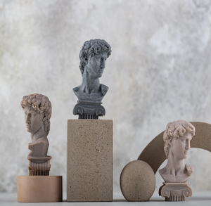 Trio de sculptures de bustes de David classiques montées sur des socles décoratifs, disponibles à prix de gros. - Product Image 1
