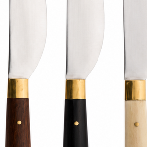 Tres cuchillos de cocina de hoja plateada con mangos en marrón, negro y marfil, refuerzos dorados y funda de cuero color canela para cortar carne - Product Image 4