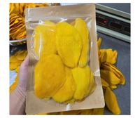 Gedroogde mangoschijfjes in papieren verpakking Zachte gedroogde mango in papieren zak Zachte gedroogde mangoschijfjes in milieuvriendelijke papieren zak
