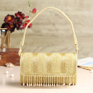 Pochette de soirée artisanale en perles dorées avec franges à pompons, élégante pochette de mariage - Product Image 1