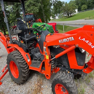 Tracteur Kubota B2601 4x4 d'occasion avec tondeuse, équipement agricole, à vendre à prix très avantageux - Product Image 6