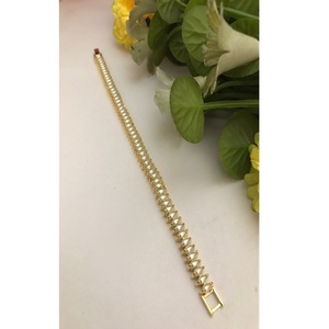 Bracelet élégant en laiton de qualité supérieure avec de véritables perles et placage or, design tendance pour les fêtes, les mariages et les événements, pour femmes - Product Image 1