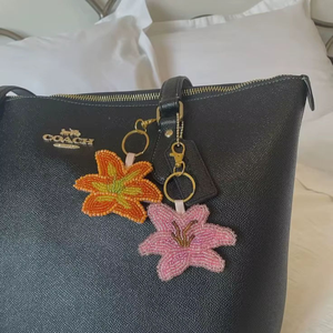 Abdul Rehman Enterprises – Breloque de sac florale faite à la main, porte-clés fleur de prunier rose et orange, ornement cadeau artisanal, pétale de fleur de lys - Product Image 2