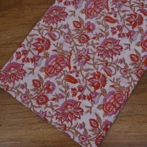 Tela de Algodón Blanco de Calidad de Exportación con Estampado Floral Naranja y Rosa Hecho a Mano para Compradores de Prendas de Vestir y Textiles para el Hogar - Product Image 1