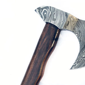 Hache professionnelle en acier Damas, fabriquée à la main, avec manche en bois de rose et étui en cuir. - Product Image 6
