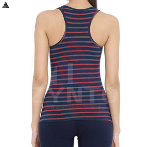 Ensemble femme avec logo personnalisé, débardeur respirant avec coussinets de poitrine, jupe de tennis très élastique avec short intégré, tenue de sport pour la gym - Product Image 2