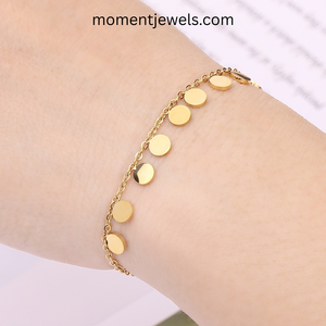 Pulsera elástica minimalista ajustable de oro con dijes, hecha de acero de titanio, diseño elástico para uso diario, joyería de moda. - Product Image 6